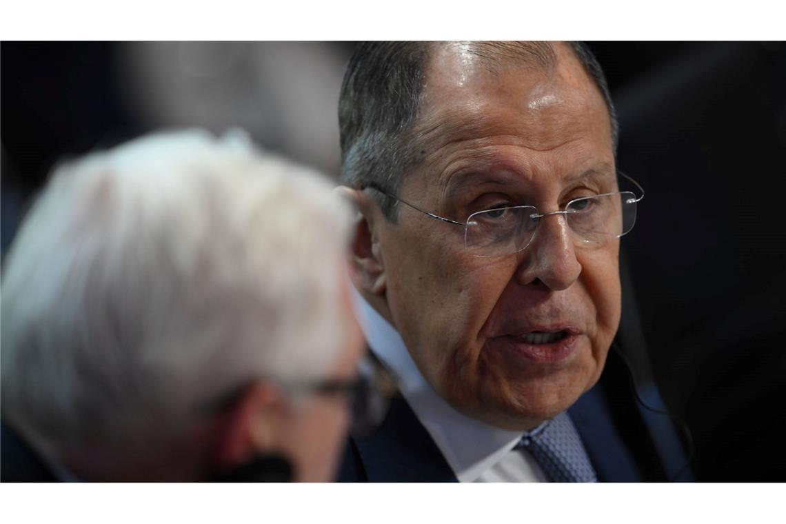 Lawrow hält Vatikan nicht für passenden Verhandlungsort Der russische Außenminister Sergej Lawrow bezweifelt, dass der Vatikan Ort für Ukraine-Friedensverhandlungen sein kann. (Archivbild)