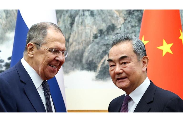 Der russische Außenminister Sergej Lawrow (l.) und sein chinesischer Amtskollege Wang Yi.
