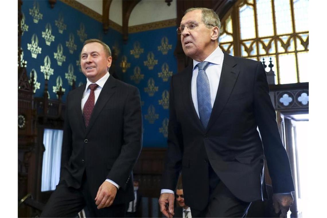 Der russische Außenminister Sergej Lawrow (r) empfängt seinen belarussischen Amtskollegen Wladimir Makei in Moskau. Foto: -/Russian Foreign Ministry Press Service/AP/dpa