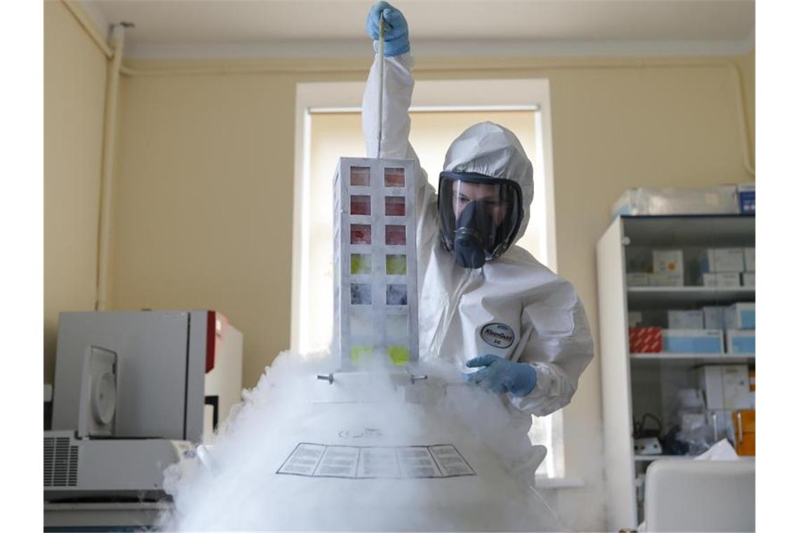 Russland lässt als weltweit erstes Land Corona-Impfstoff zu Der russische Impfstoff wurde vom staatlichen Gamaleja-Institut für Epidemiologie und Mikrobiologie in Moskau entwickelt. Foto: Alexander Zemlianichenko Jr/Russian Direct Investment Fund/dpa
