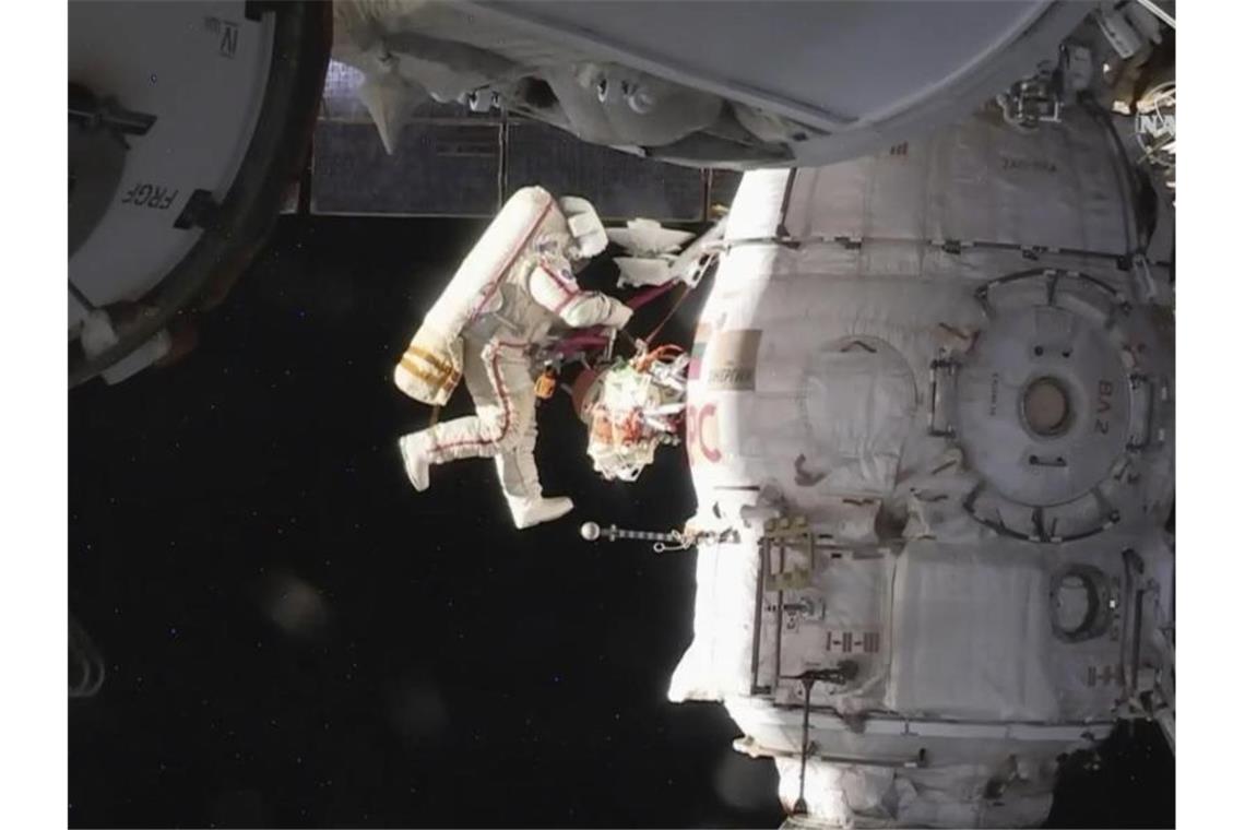 Kosmonauten überprüfen bei ISS-Außeneinsatz mysteriöses Loch Der russische Kosmonaut Oleg Kononenko untersucht einen Teil des angedockten Raumschiff Sojus MS-09. Foto: Nasa/ap
