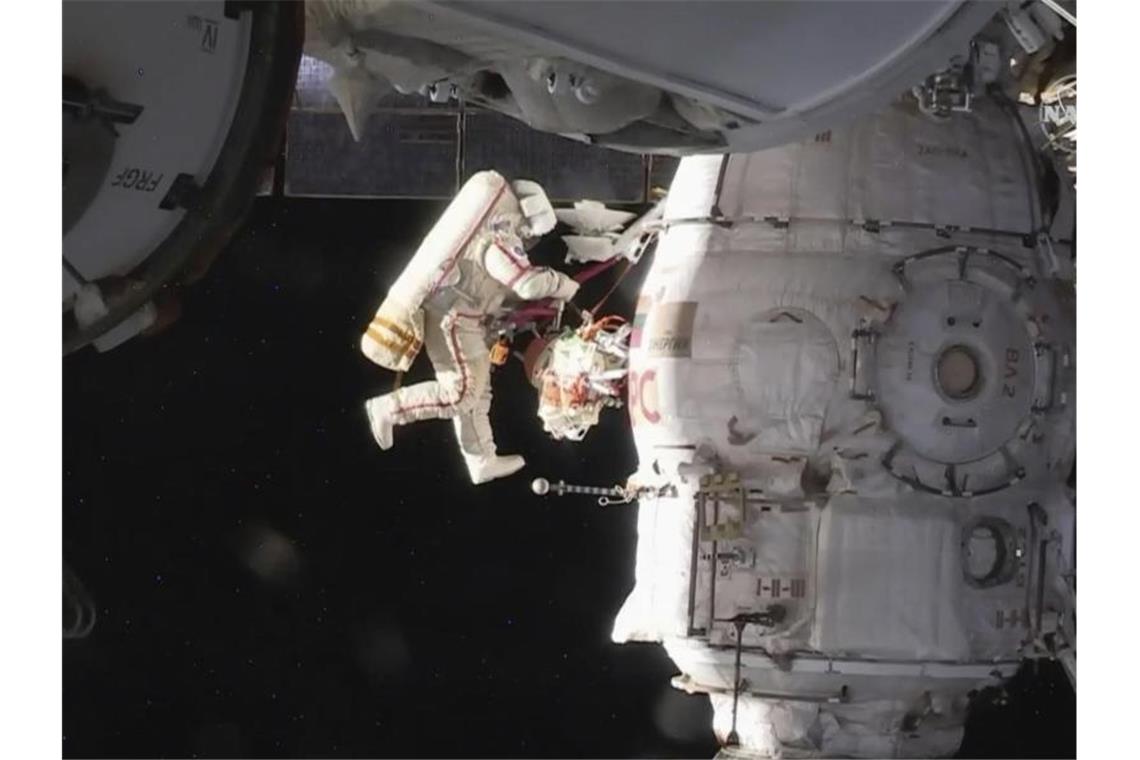 Der russische Kosmonaut Oleg Kononenko untersucht einen Teil des angedockten Raumschiff Sojus MS-09. Foto: Nasa/ap