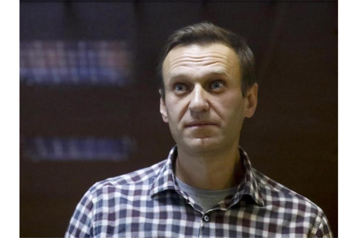 Der russische Oppositionsführer Alexej Nawalny steht in einem Käfig im Bezirksgericht Babuskinskij in Moskau, Russland. Foto: Alexander Zemlianichenko/AP/dpa