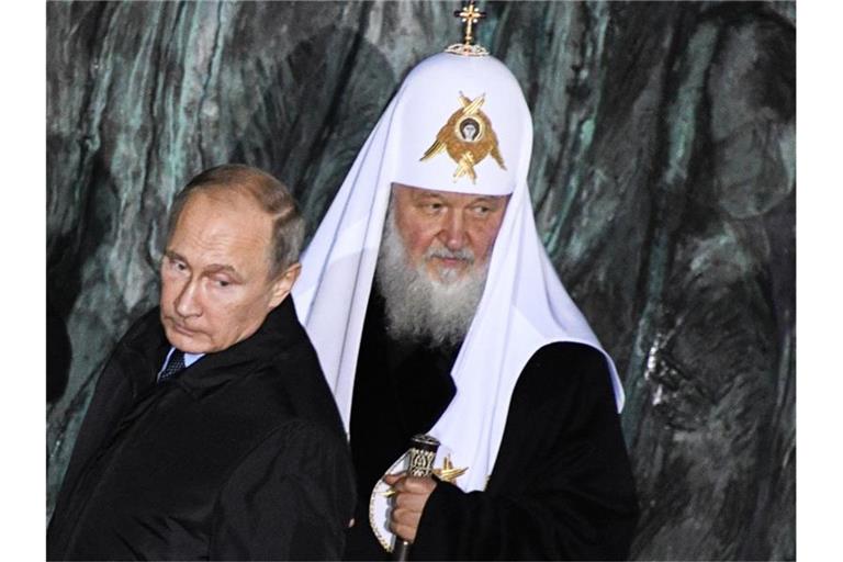 Der russische Patriarch Kyrill wirft ausländischen Kräften vor, sie wollten Menschen in der Ukraine „umerziehen“ - um sie zu Feinden Russlands zu machen. (Archivbild aus dem Jahr 2017). Foto: Alexander Nemenov/POOL AFP/AP/dpa
