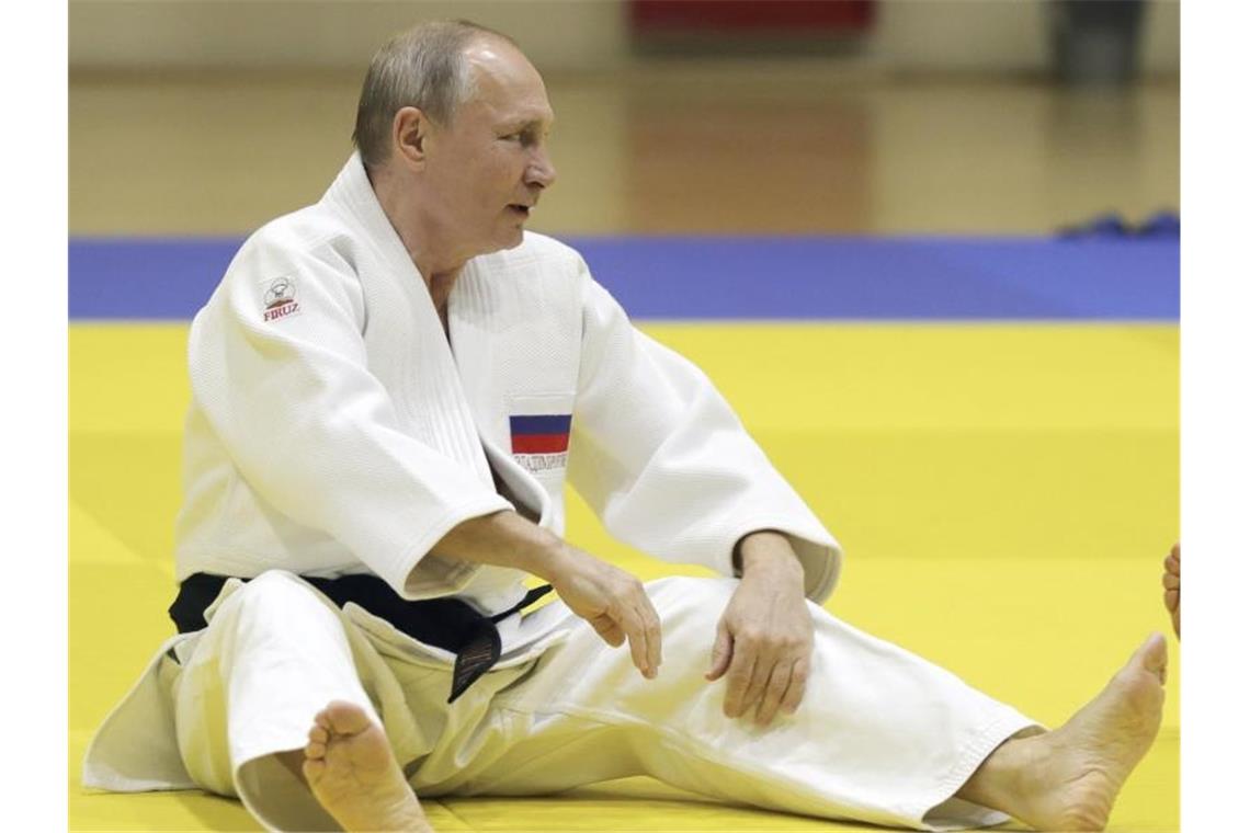 Putin als Ehrenpräsident des Judo-Weltverbands suspendiert Der russische Präsident Wladimir Putin bei einem Judo-Training im Jahr 2019. Foto: Mikhail Klimentyev/Pool Sputnik Kremlin/AP/dpa