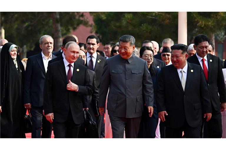 Der russische Präsident Wladimir Putin, der chinesische Präsident Xi Jinping und der nordkoreanische Machthaber Kim Jong Un kommen zu einer Militärparade anlässlich des 80. Jahrestages der Kapitulation Japans im Zweiten Weltkrieg.
