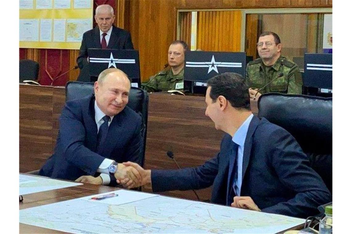 Der russische Präsident Wladimir Putin (l) trifft in Damaskus auf seinen syrischen Amtskollegen Baschar al-Assad (M). Foto: Uncredited/Syrian Presidency/dpa
