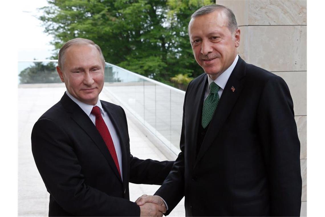 Der russische Präsident Wladimir Putin (l) und der türkische Präsident Recep Tayyip Erdogan treffen sich für Gespräche über den Konflikt in Syrien. Foto: Yuri Kochetkov/Pool EPA/AP/dpa/Archiv
