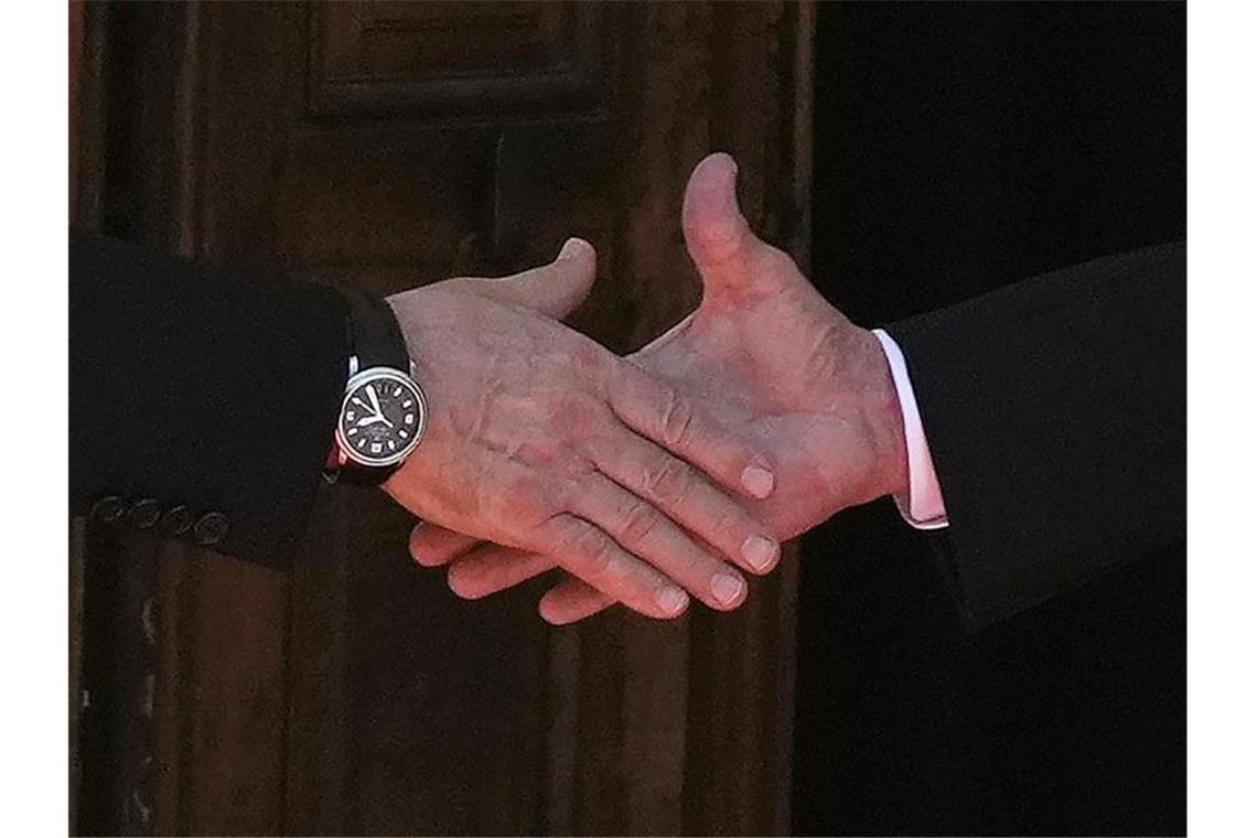 Der russische Präsident Wladimir Putin (l) und US-Präsident Joe Biden schütteln sich die Hände bei ihrem Treffen in der "Villa la Grange". Foto: Alexander Zemlianichenko/AP Pool/dpa