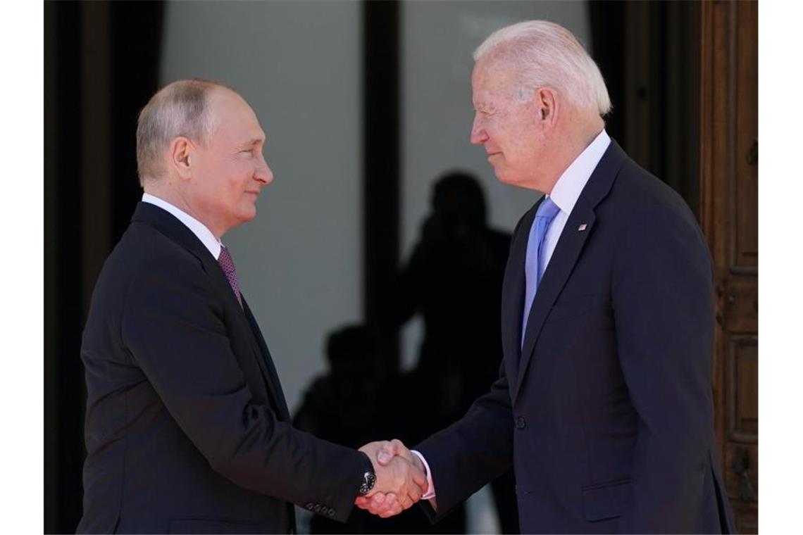 Biden und Putin gehen beim Gipfel in Genf aufeinander zu Der russische Präsident Wladimir Putin (l) und US-Präsident Joe Biden schütteln sich die Hände bei ihrem Treffen in der "Villa la Grange". Foto: Patrick Semansky/AP/dpa