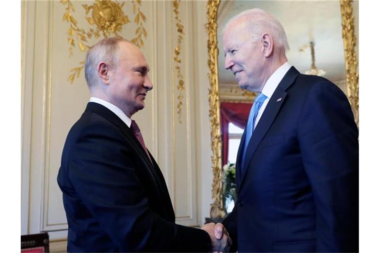 Der russische Präsident Wladimir Putin (l) und US-Präsident Joe Biden schütteln sich bei ihrem Treffen in der „Villa la Grange“ die Hand. Foto: Mikhail Metzel/Pool Sputnik Kremlin/dpa