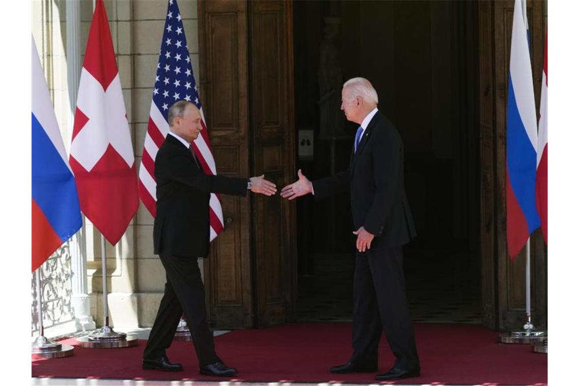 Der russische Präsident Wladimir Putin (l) und US-Präsident Joe Biden schütteln sich die Hände bei ihrem jüngsten Treffen in der 'Villa la Grange' in Genf. Foto: Alexander Zemlianichenko/AP Pool/dpa