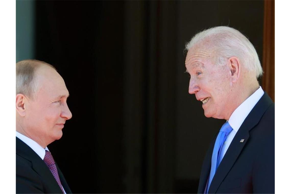 Ukraine-Konflikt: Biden droht Putin mit harten Sanktionen Der russische Präsident Wladimir Putin (l) und US-Präsident Joe Biden bei einem Treffen im Juni in Genf. (Archivbild). Foto: Denis Balibouse/Pool Reuters/dpa