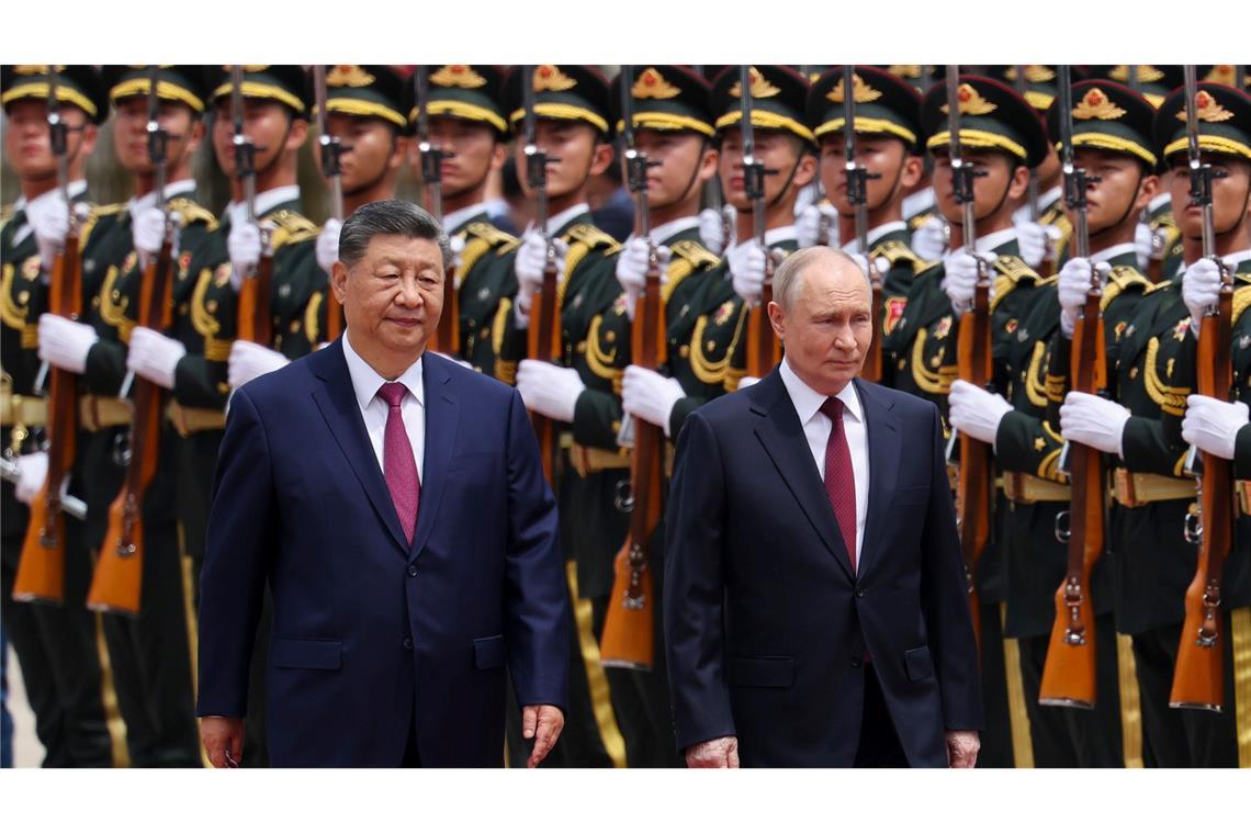 Der russische Präsident Wladimir Putin (r) und der chinesische Präsident Xi Jinping inspizieren eine Ehrengarde während einer Begrüßungszeremonie an der Großen Halle des Volkes in Peking.