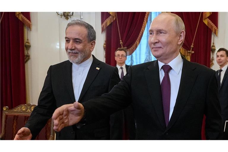 Der russische Präsident Wladimir Putin, rechts, und der iranische Außenminister Abbas Araghtschi sprachen in Moskau über den Iran-Krieg