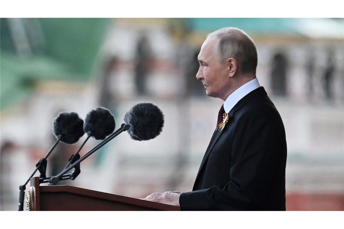 Putin rechtfertigt bei Militärparade Krieg gegen die Ukraine Der russische Präsident Wladimir Putin setzte in seiner Rede den Kampf gegen Nazi-Deutschland mit dem aktuellen Krieg gegen die Ukraine gleich.