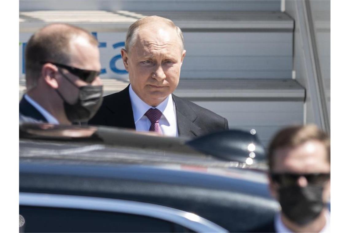 Der russische Präsident Wladimir Putin steigt auf dem Genfer Flughafen Cointrin aus seinem Flugzeug. Foto: Alessandro Della Valle/KEYSTONE/dpa