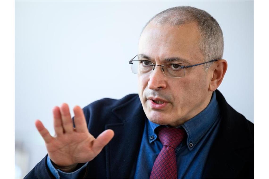 Der russische Regimekritiker Michail Chodorkowski äußert sich bei einem Pressegespräch in Berlin zum Krieg Russlands gegen die Ukraine. Foto: Bernd von Jutrczenka/dpa