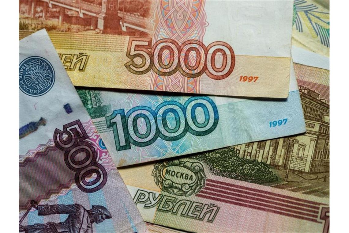 Der russische Rubel profitierte von der Entscheidung. Er legte zu Euro und US-Dollar deutlich zu. Foto: Jens Büttner/dpa