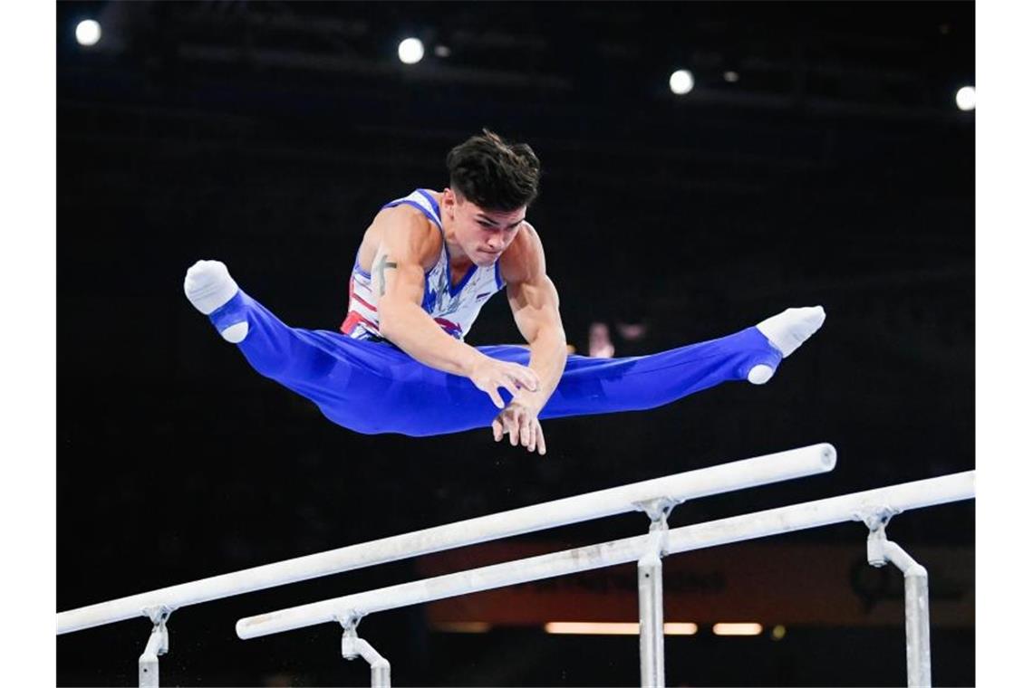 Der russische Turner Artur Dalalojan zeigt sein Können am Barren. Foto: Tom Weller/dpa