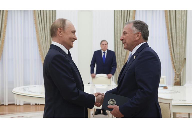 Der russischePräsident Wladimir Putin (links) und der Sondergesandte von US-Präsident Trump, Steve Witkoff (rechts).