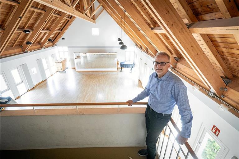 Der Saal des Bürgerhauses Sechselberg wird nur selten genutzt. Bürgermeister Reinhold Sczuka plant deshalb einen Umbau, um Wohnraum zu schaffen. Foto: Alexander Becher