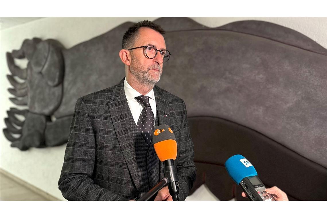 Polizist mit Waffe von Kommissaranwärter getötet Der saarländische Innenminister Reinhold Jost (SPD) zeigte sich nach der Sitzung des Innen- und Justizausschusses noch immer geschockt von der Gewalttat in Völklingen, bei der ein Polizist erschossen wurde.
