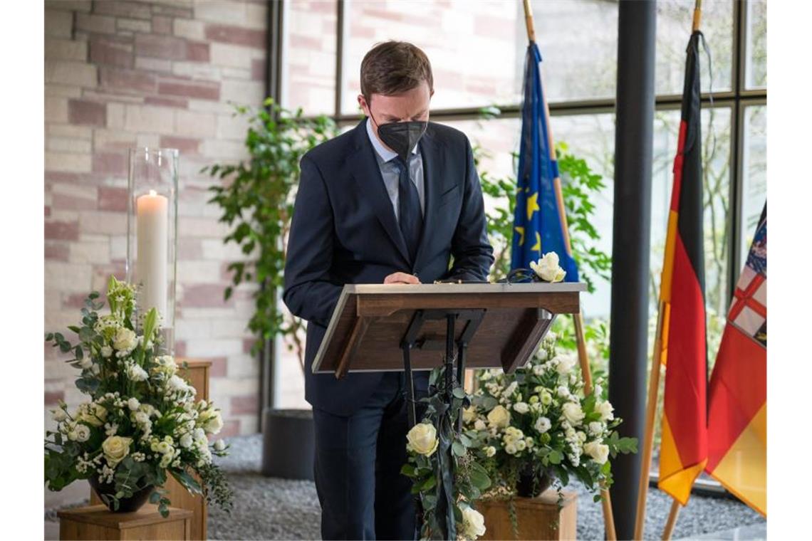 Nach Tod von Polizisten: Details zu Wildtier-Funden Der saarländische Ministerpräsident Tobias Hans (CDU) trägt sich als Erster in das Kondolenzbuch für die beiden ermordeten Polizisten ein. Foto: Oliver Dietze/dpa