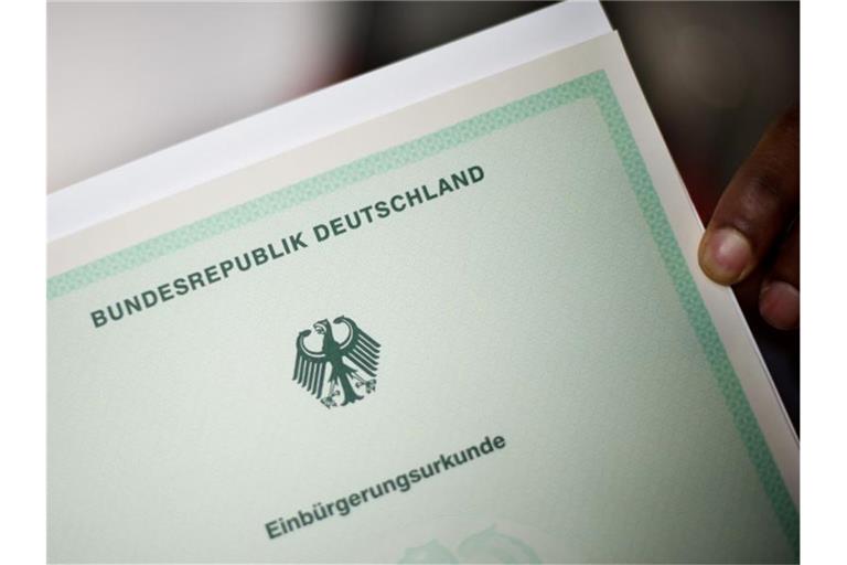 Der Sachverständigenrat für Integration und Migration (SVR) hat Bund und Ländern empfohlen, die praktischen Hürden für die Einbürgerung zu senken. Foto: Julian Stratenschulte/dpa