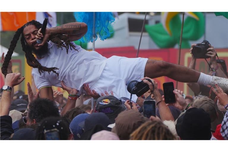 Der Sänger des Duos Bob Vylan beim Auftritt beim Glastonbury Festival in Großbritannien