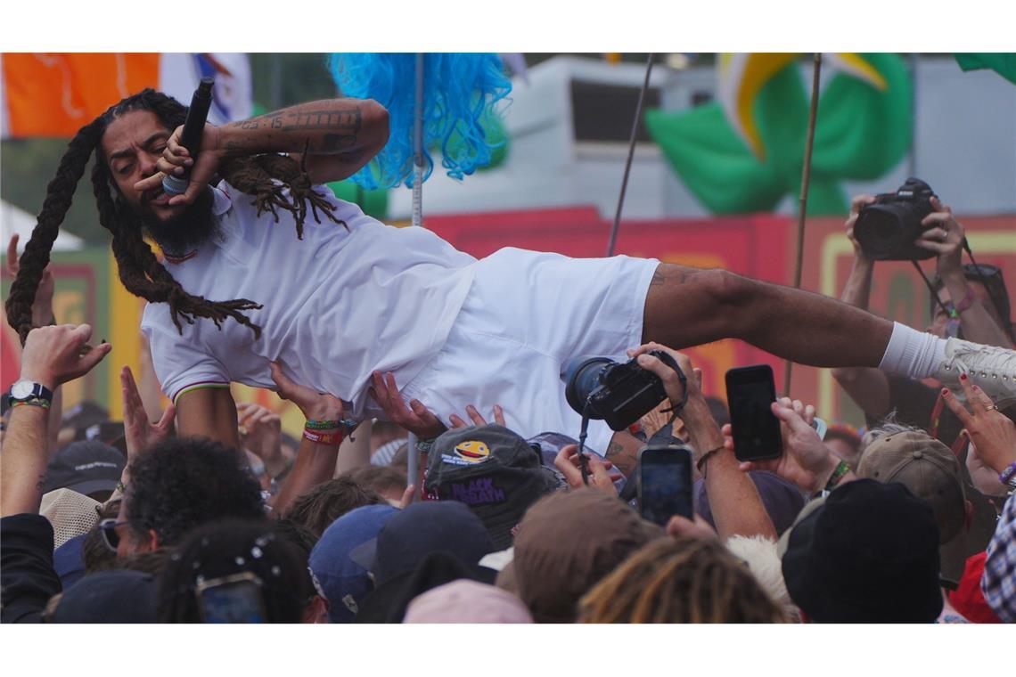 Auftritt von Band Bob Vylan in Stuttgart nach Hassparolen abgesagt Der Sänger des Duos Bob Vylan beim Auftritt beim Glastonbury Festival in Großbritannien