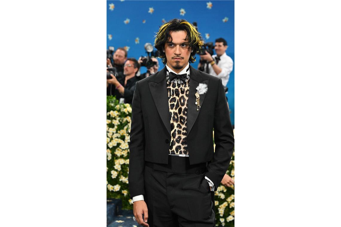 Tops und Flops auf dem roten Teppich Der Sänger Omar Apollo zeig, wie man Leo-Print und Anzug stilvoll kombinieren kann.