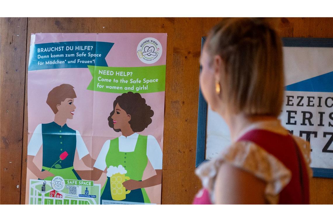 Mehr Frauen suchen Hilfe während Besuch des Oktoberfests Der "Safe Space" wirbt unter anderem mit Plakaten und Flyern (Archivbild).