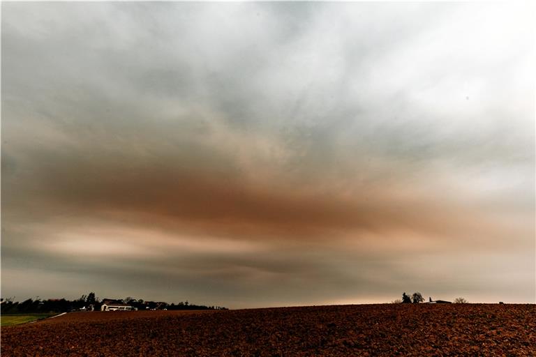 Der Saharastaub sorgte dafür, dass der Himmel über Schöntal Mitte des Monats März rot-braun leuchtete. Foto: A. Becher