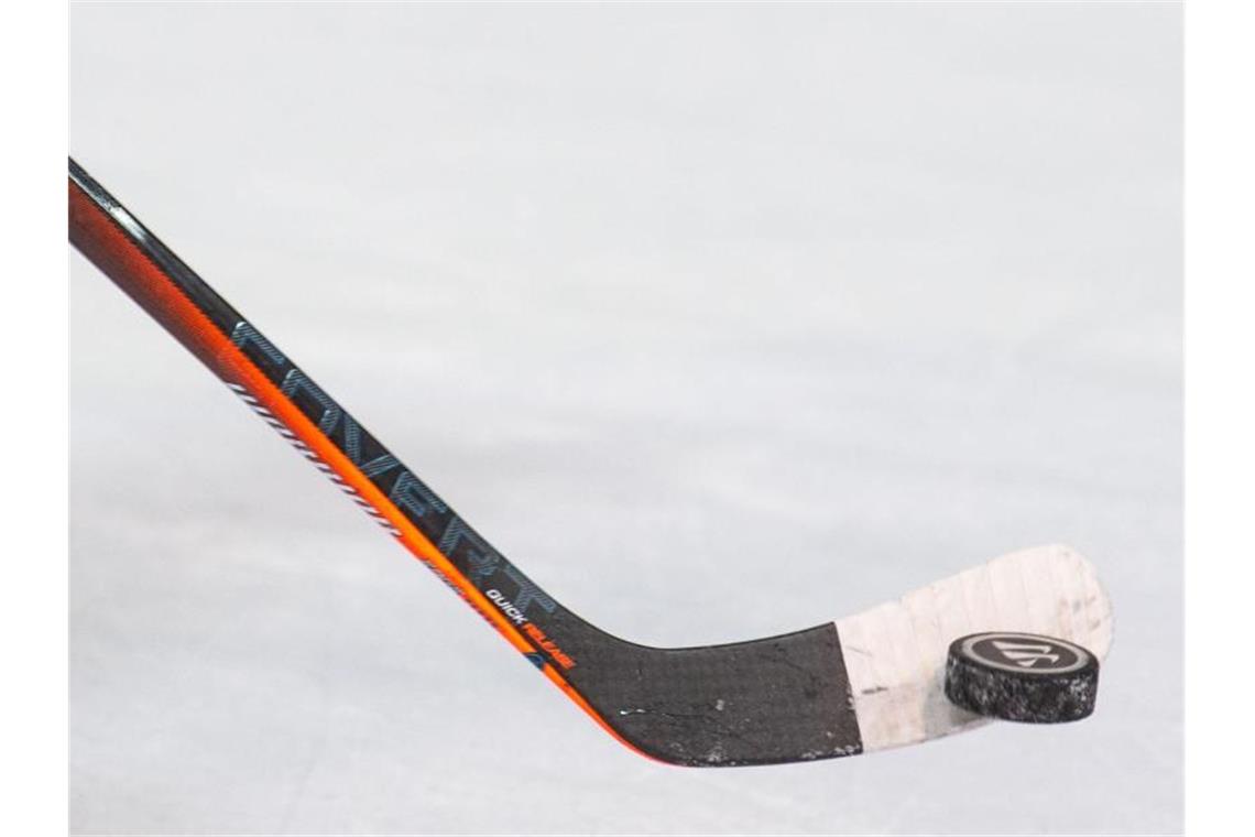 Der Saisonstart der Deutschen Eishockey Liga ist weiterhin offen. Foto: Lino Mirgeler/dpa