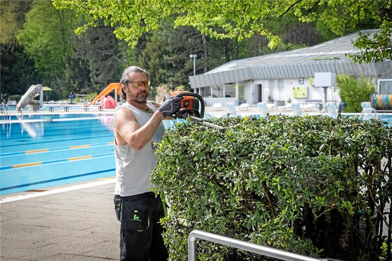 Der Saisonstart im Backnanger Freibad kann kommen. Die Mitarbeiter justieren noch letzte Feinheiten. Foto: A. Becher