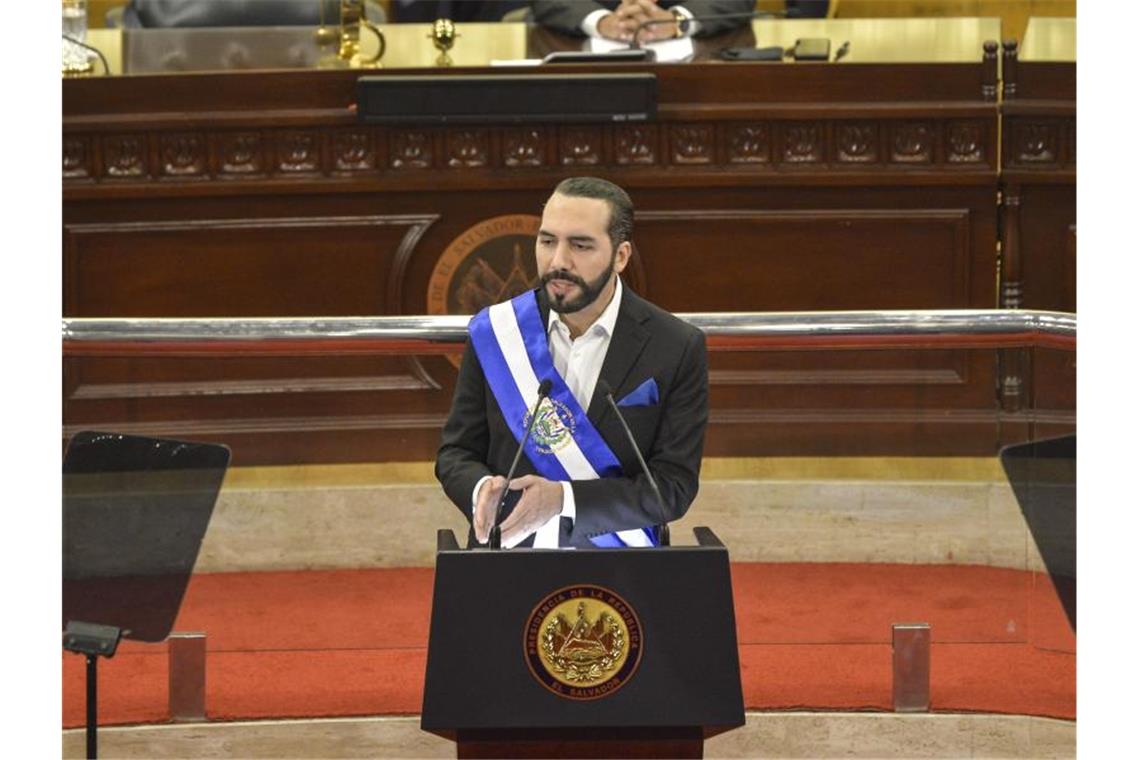 Der salvadorianische Präsident Nayib Bukele gestikuliert während seiner Rede vor dem Kongress anlässlich des Jahrestages des Endes seines zweiten Regierungsjahres. (Archivbild). Foto: Camilo Freedman/ZUMA Wire/dpa