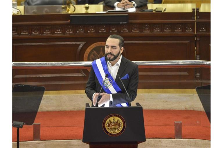 Der salvadorianische Präsident Nayib Bukele gestikuliert während seiner Rede vor dem Kongress anlässlich des Jahrestages des Endes seines zweiten Regierungsjahres. (Archivbild). Foto: Camilo Freedman/ZUMA Wire/dpa