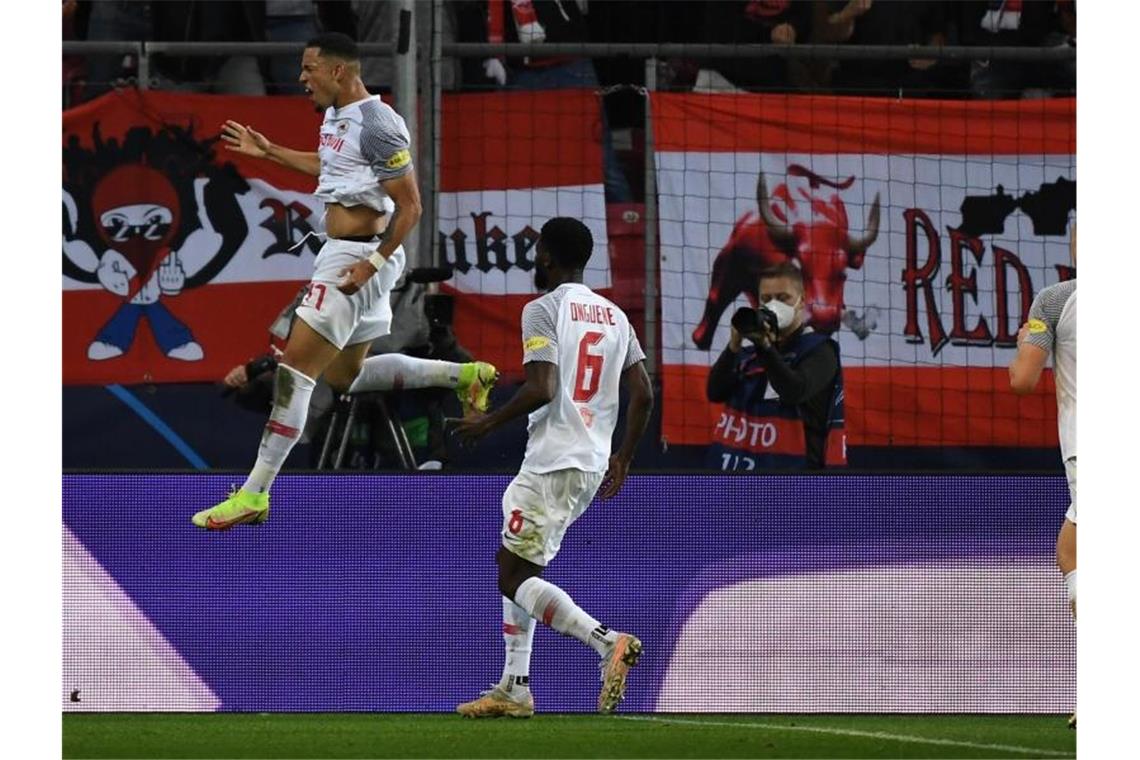 Der Salzburger Noah Okafor (l) traf doppelt: Zum 2:1 und 3:1. Foto: Angelika Warmuth/dpa