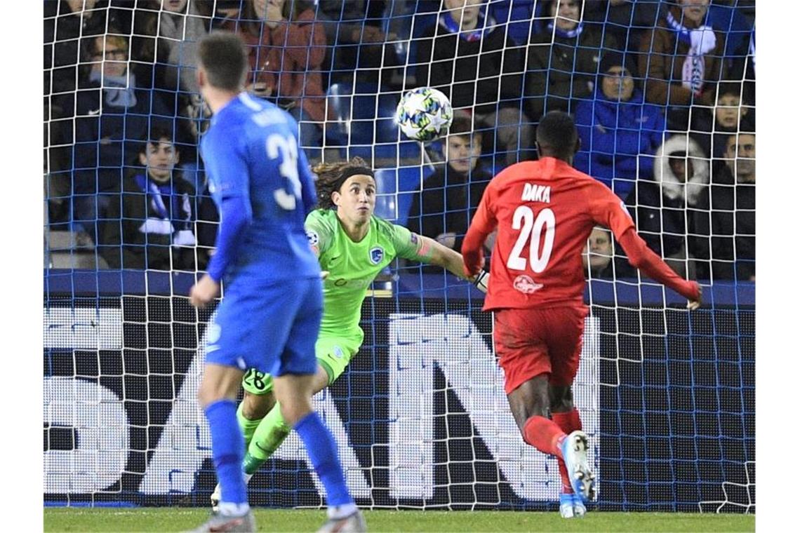 Der Salzburger Patson Daka erzielt ein Tor gegen den Keeper vom KRC Genk. Foto: Yorick Jansens/BELGA/dpa