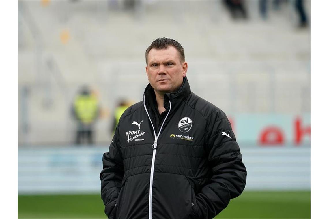 Sandhausens Koschinat zur Fortsetzung: „Herkulesaufgabe“ Der Sandhäuser Trainer Uwe Koschinat gibt Anweisungen an seine Mannschaft. Foto: Hasan Bratic/dpa/Archivbild