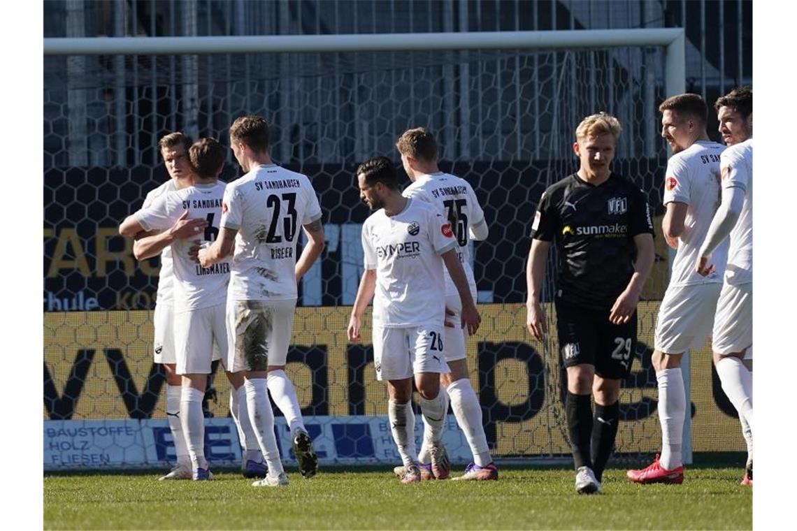 Drei Elfmeter, Rote Karte: Osnabrück verliert in Sandhausen Der Sandhausener Kevin Behrens (l) freut sich über sein Tor. Foto: Hasan Bratic/dpa