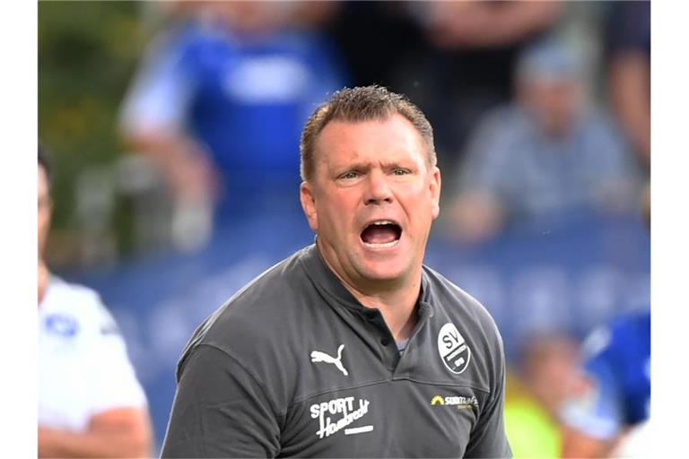 Der Sandhausener Trainer Uwe Koschinat schreit. Foto: Uli Deck/Archivbild