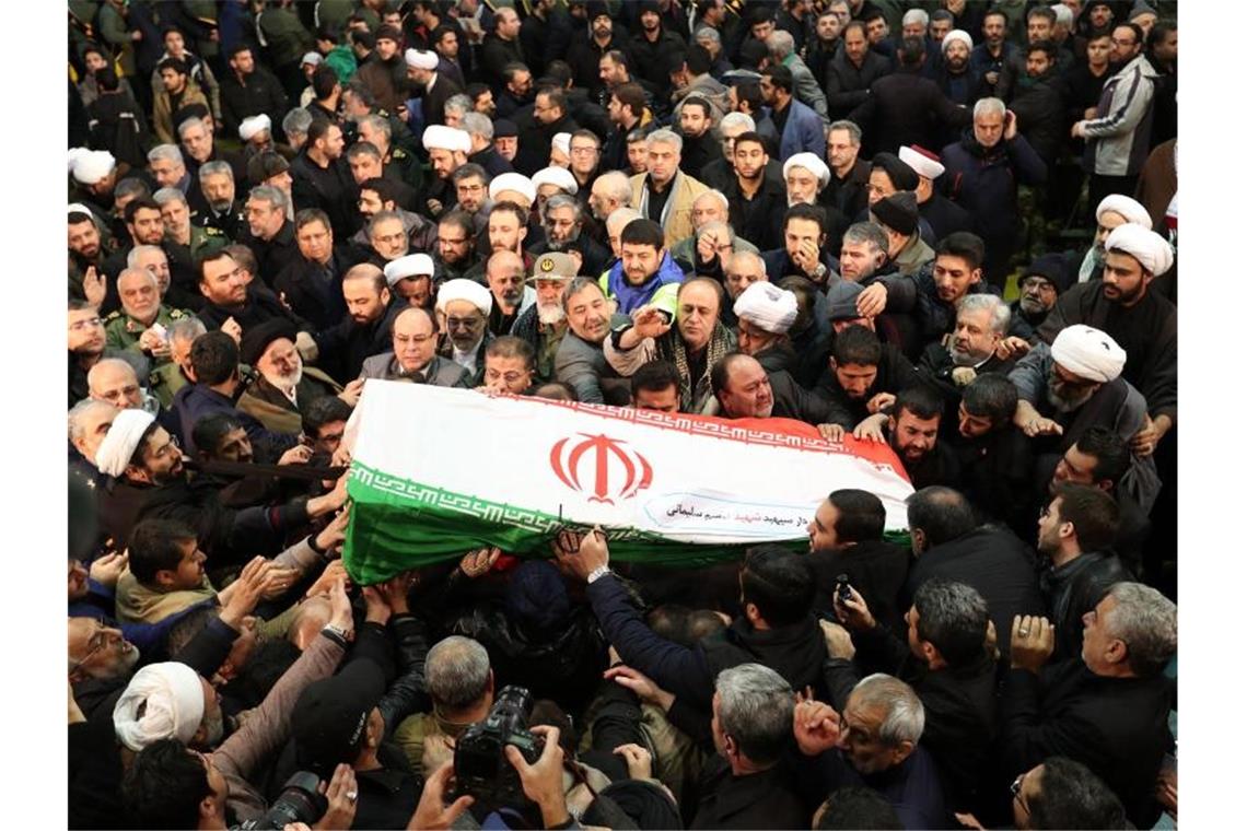 Millionen bei Trauerfeiern für getöteten General in Teheran Der Sarg des iranischen Generals Ghassem Soleimani bei einem Trauerzug an der Universität Teheran. Foto: -/Office of the Iranian Supreme Leader/dpa