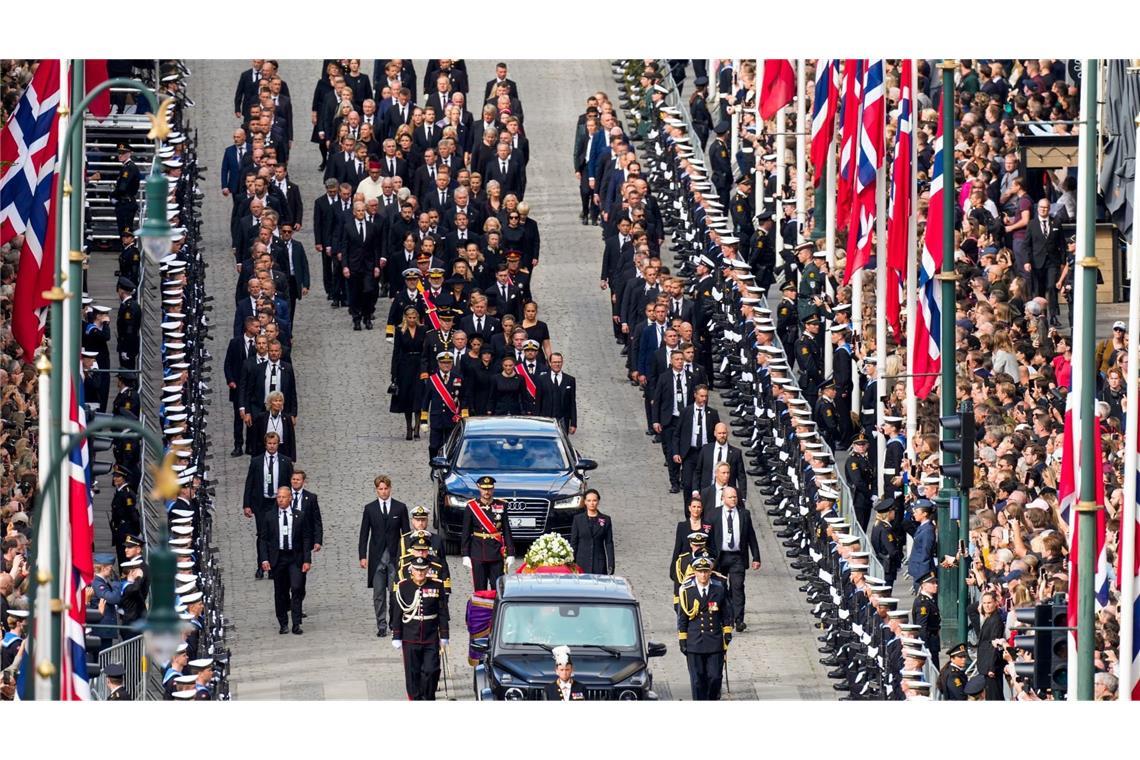 Der Sarg des norwegischen Königs Harald V. wird im Rahmen eines Trauerzuges vom Königspalast zur Osler Domkirche überführt. (zu dpa: ««Takk»: Tränenreicher Abschied von König Harald in Oslo»)
