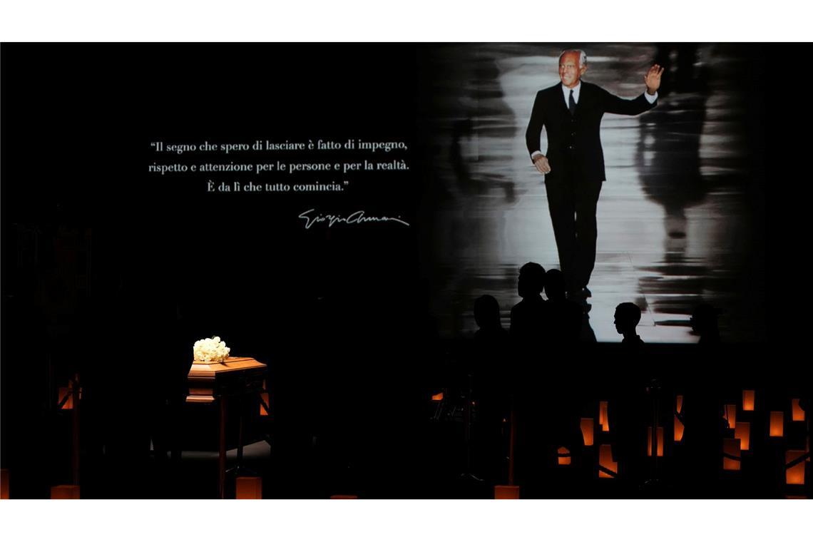 Abschied von Armani: Lange Schlangen am Sarg Der Sarg steht in dem Saal, in dem Giorgio Armani früher seine Modeschauen abnahm.