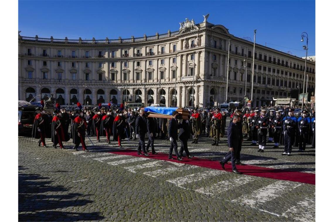 Staatsbegräbnis für EU-Parlamentspräsident Sassoli Der Sarg von David Sassoli wird durch Rom getragen. Foto: Gregorio Borgia/AP/dpa