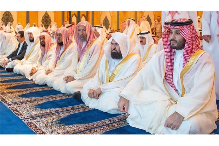 Der saudische Kronprinz Mohammed bin Salman (ganz rechts) in einer Moschee in Mekka