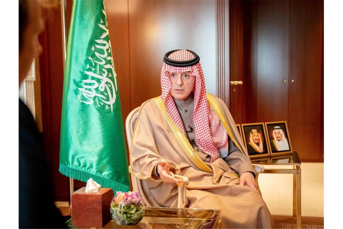 Saudi-Arabien verliert Interesse an deutschen Waffen Der saudische Staatsminister für Auswärtiges, Adel al-Dschubair, in Berlin. Foto: Kay Nietfeld/dpa
