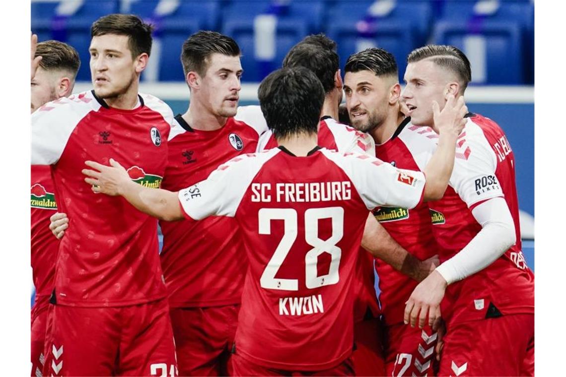 Schalke verliert bei Gross-Debüt - Leipzig an der Spitze Der SC Freiburg setzte sich deutlich in Hoffenheim durch. Foto: Uwe Anspach/dpa